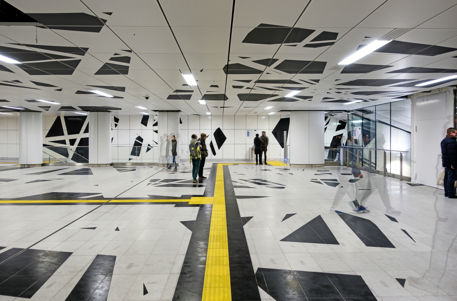 U-Bahn Wehrhahlinie, Haltestelle Pempelforter Str. 2016 (Installation „Surround“ von Heike Klussmann 2016)